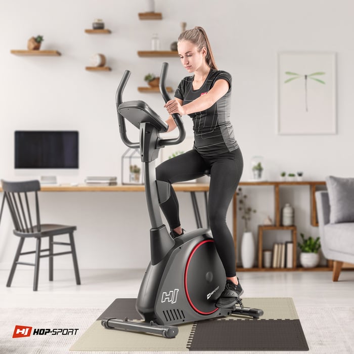 Ragazza che si allena su attrezzature fitness posizionate su un tappetino puzzle Hop-sport marrone-beige