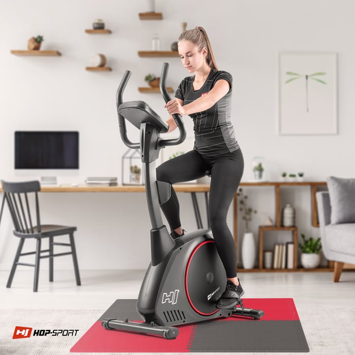 Ragazza che si allena su attrezzature fitness posizionate su un tappetino puzzle da 2 cm 4 pezzi