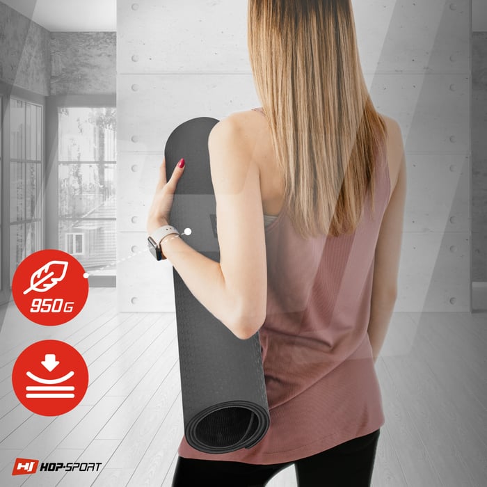 Ragazza che tiene un tappetino TPE arrotolato di colore nero del marchio Hop-sport