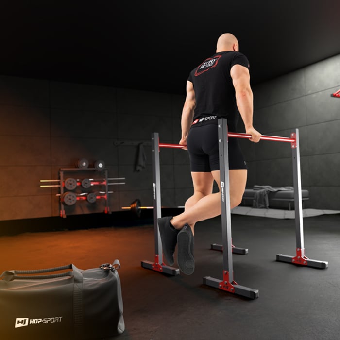 Ragazzo che si allena sulle parallele stazionarie HS-1011K del marchio Hop-sport