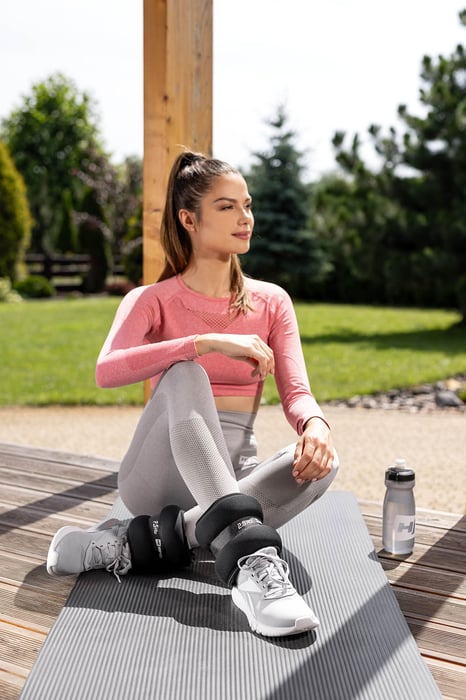 pesi neri del marchio Hop-Sport sulle caviglie della modella