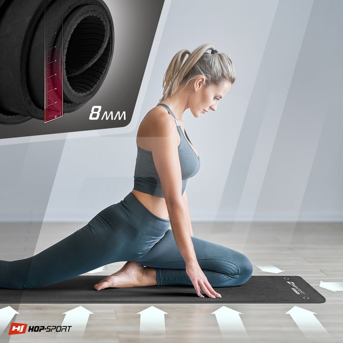 Ragazza che si allena sul tappetino TPE con fori per appendere di colore nero-rosso del marchio Hop-sport