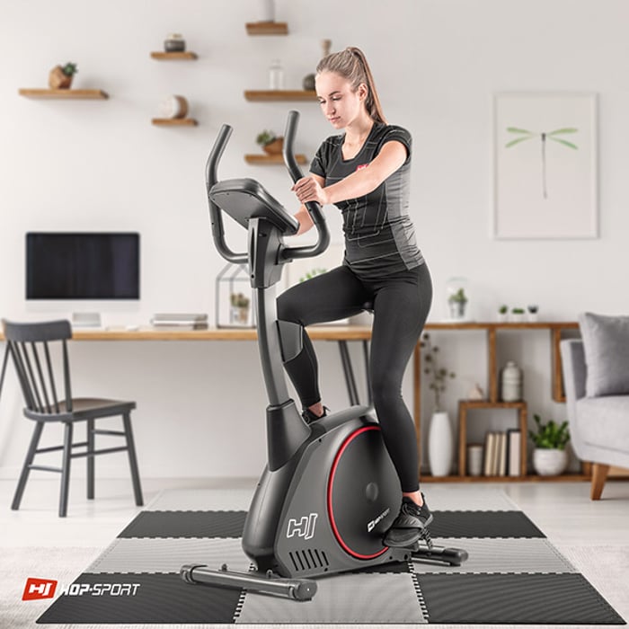 Ragazza che si allena su attrezzature fitness posizionate sul tappetino puzzle nero-grigio 2cm 12 pezzi