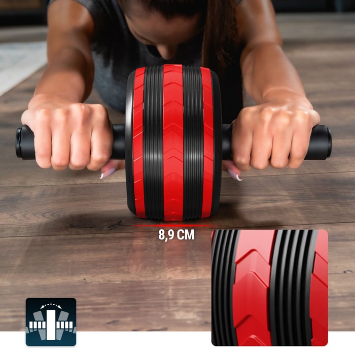 donna si allena utilizzando la ruota per esercizi nero-rossa del marchio Hop-Sport