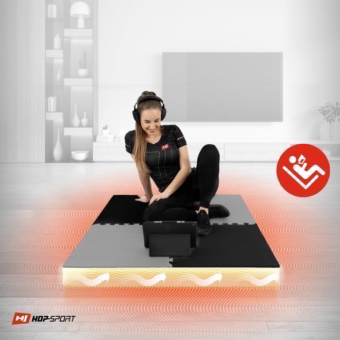 Ragazza seduta sul tappetino puzzle nero-grigio Hop-Sport 2 cm 4 pezzi