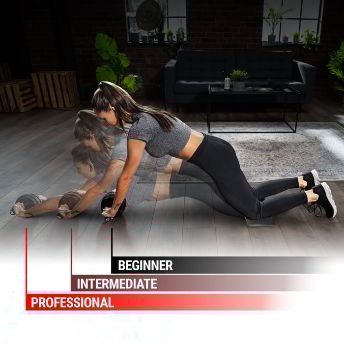 donna che esegue esercizi con una ruota nera per addominali del marchio Hop-Sport in diversi gradi di approfondimento dell'esercizio